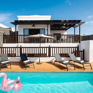 stylish-6-bedroom-villa-princesa-beside-beach-waterpark.in-canary-islands.com/